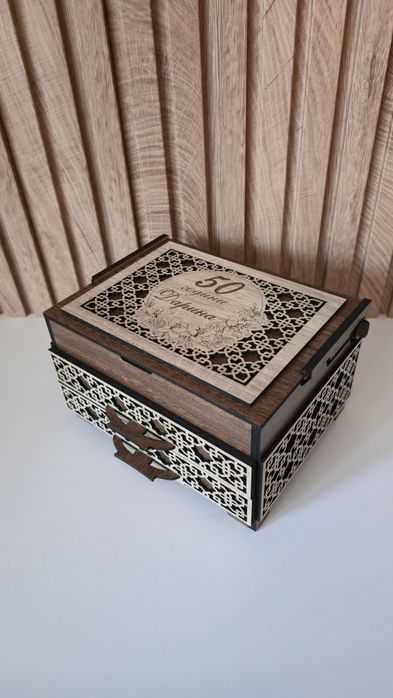 Гравирана дървена кутия за бижута / персонализирана
