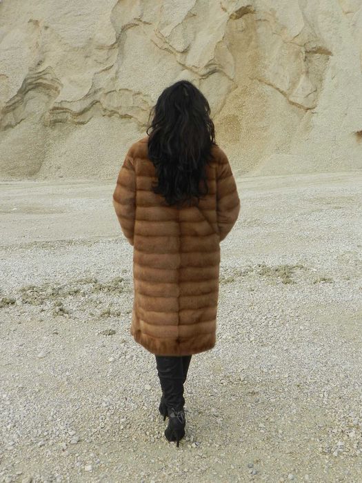 FINETE SI STIL! Splendida haina din blana de  vizon  SAGA caramella.