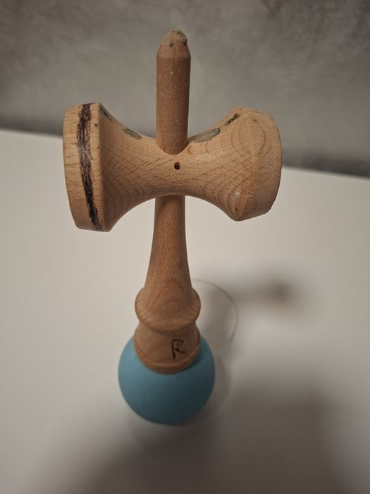 Kendama albastra