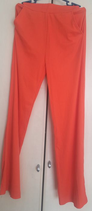 Повседневные брюки с футболкой