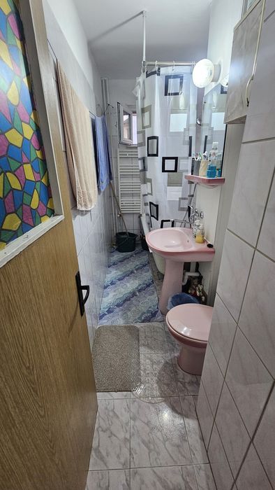 Închiriez o camera într-un apartament cu 2 camere