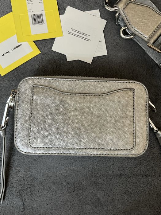Geanta Marc Jacobs Snapshot argintie originala cu bon achizitie