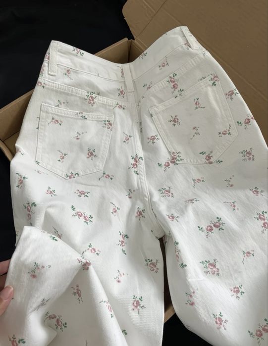джинсы белые с рисунком цветов