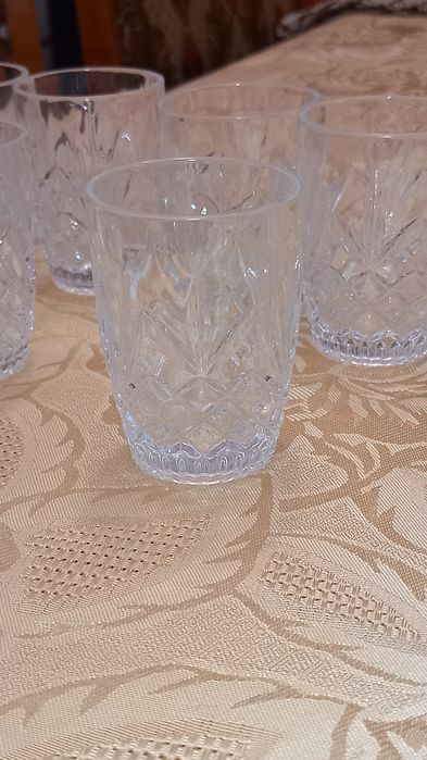 Vand set comolet de 6 pahare tarie cristal masiv,cu model bogat,deosebite