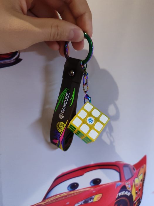Продам брелок кубик рубика