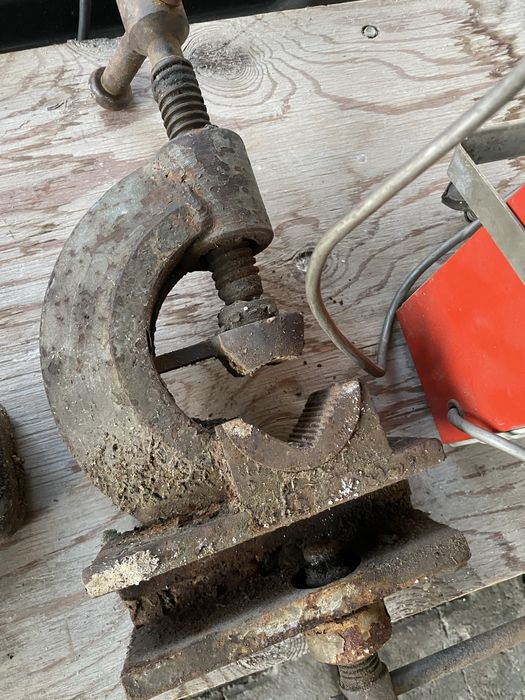 Продам тиски 2 штуки