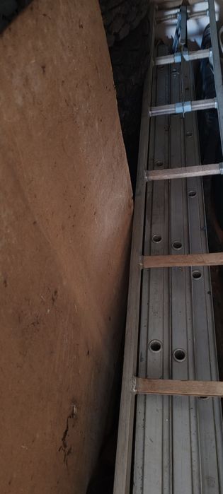 Пожарная лестница АЛ 60 есть 3 колена и одна с крючком штурмовка.