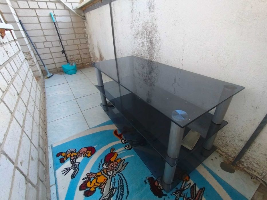 Отдам даром стол и тумба под ТВ