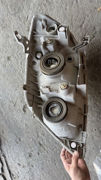 Продам пару фар Corolla 120