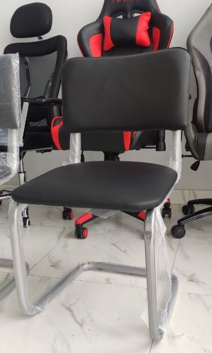 Стулья для посетителей и для активного зала