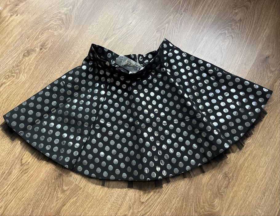 Пола на златисти точки