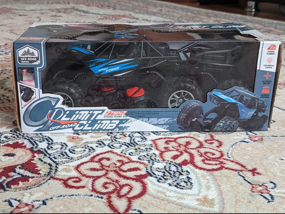 Машинка на радиоуправлении 6x6