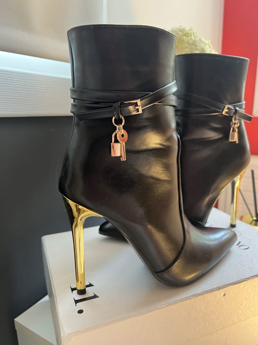 Дамски боти на висок ток