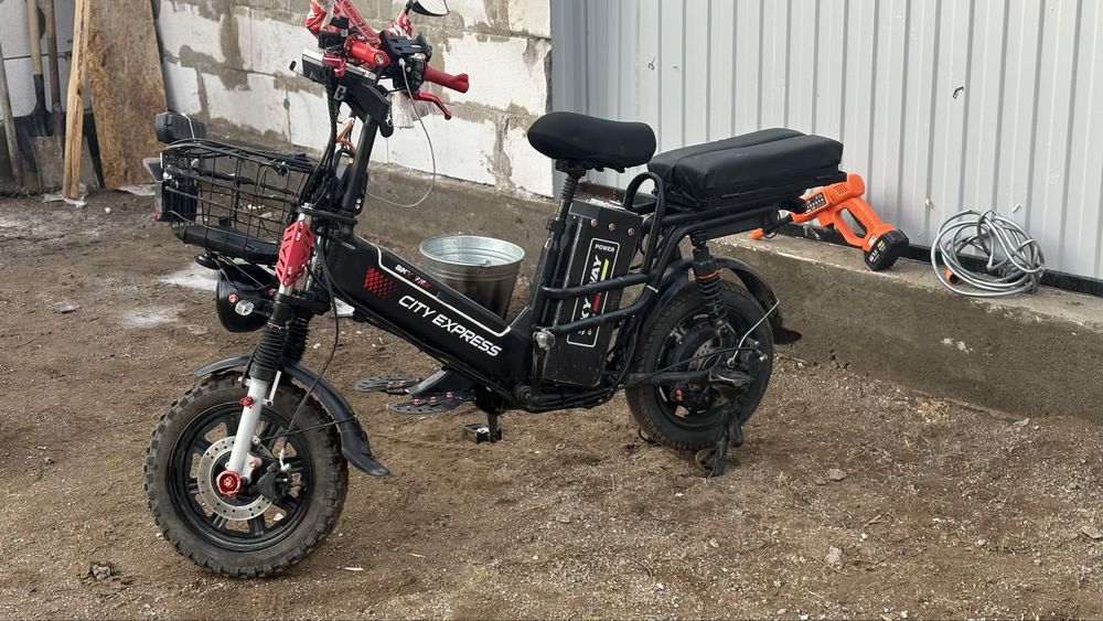 Электроскутер педалями (торг есть)