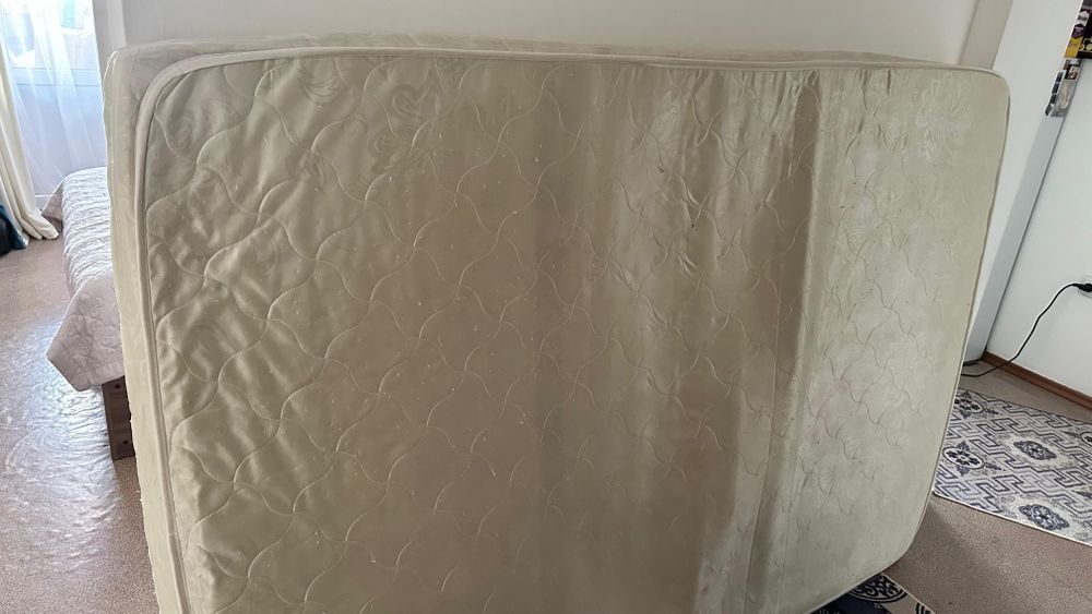 Матрас белый не новый если кому-то нужна заберите