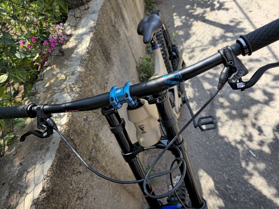 YT Tues CUSTOM 27.5 S-M размер Карбонов Висок клас DH bike SINGLE SPEED,  Magura 5 4-бутални, Rockshox Boxxer Въздушна