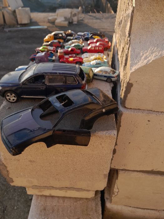 Vand lot 30mașinuțe metalice