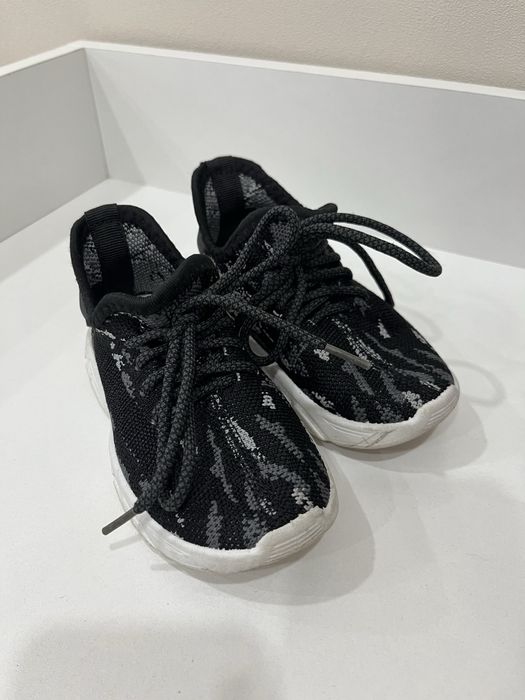 Продам детские кроссовки