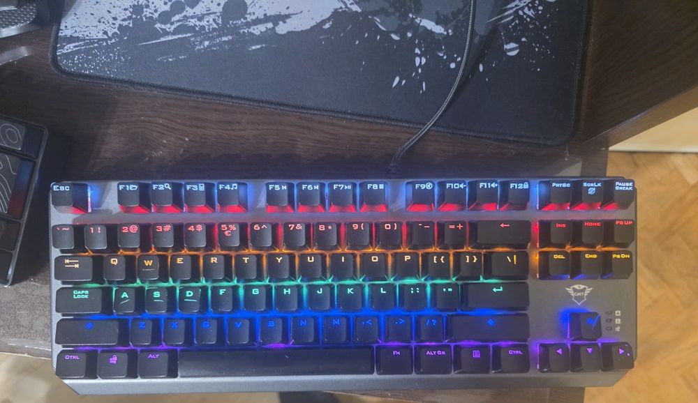 Продавам trust клавистура с червени суичове