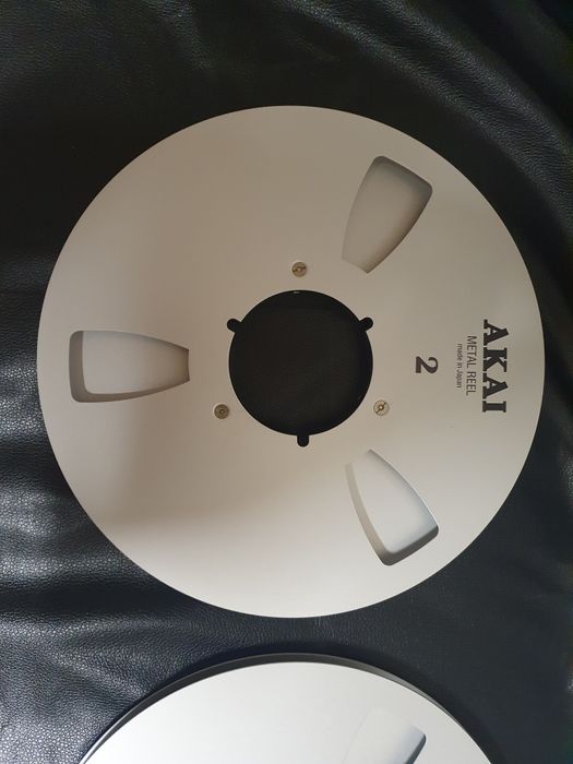 Лот от две 26,5см 10,5” алуминиеви магнетофонни ролки Akai В много доб