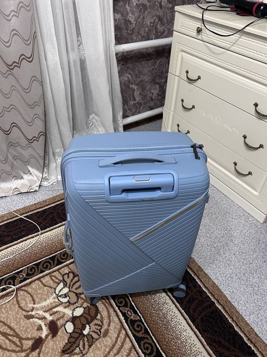 Чемодан компактный среднего размера