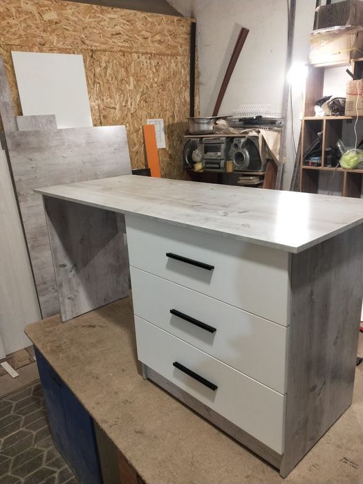 Продаю стол письменный