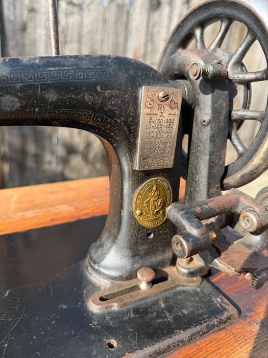 Mașină de cusut de colecție „The Best Sewing Machine” – completă, cu masă și pedală originale