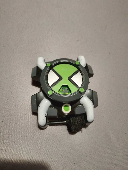 Фигурка на Ben 10 с подарък