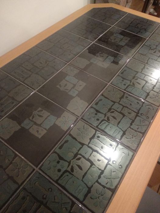 Masa sufragerie,folosita la coltar cu doua scaunele