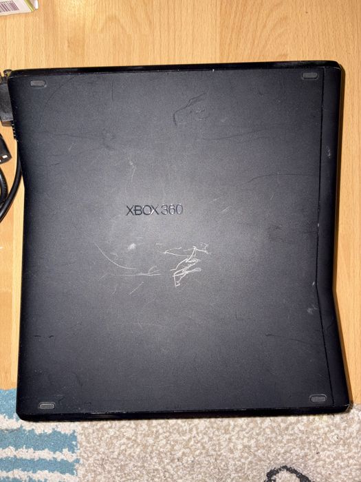 Xbox 360 slim с чисто ново захранване