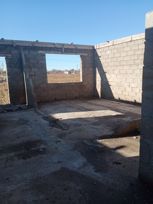 Участок с недостроенным домом