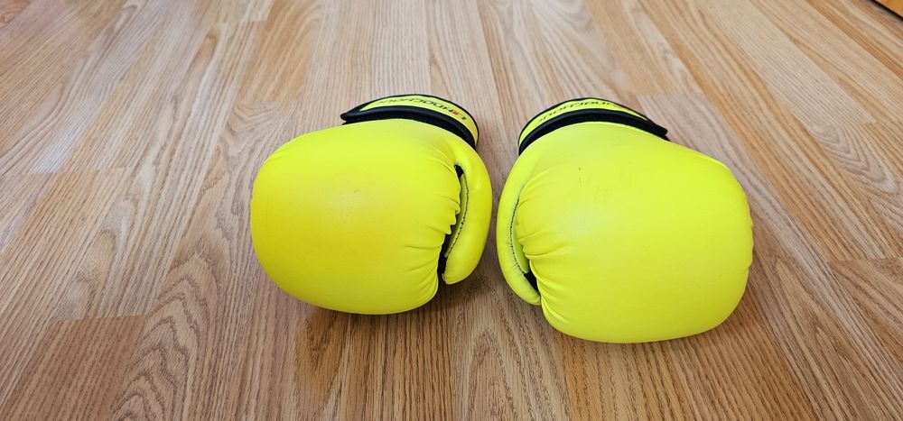 Mănuși de kickbox/box.Negre marimea 8 oz si galbene marimea 6 oz.