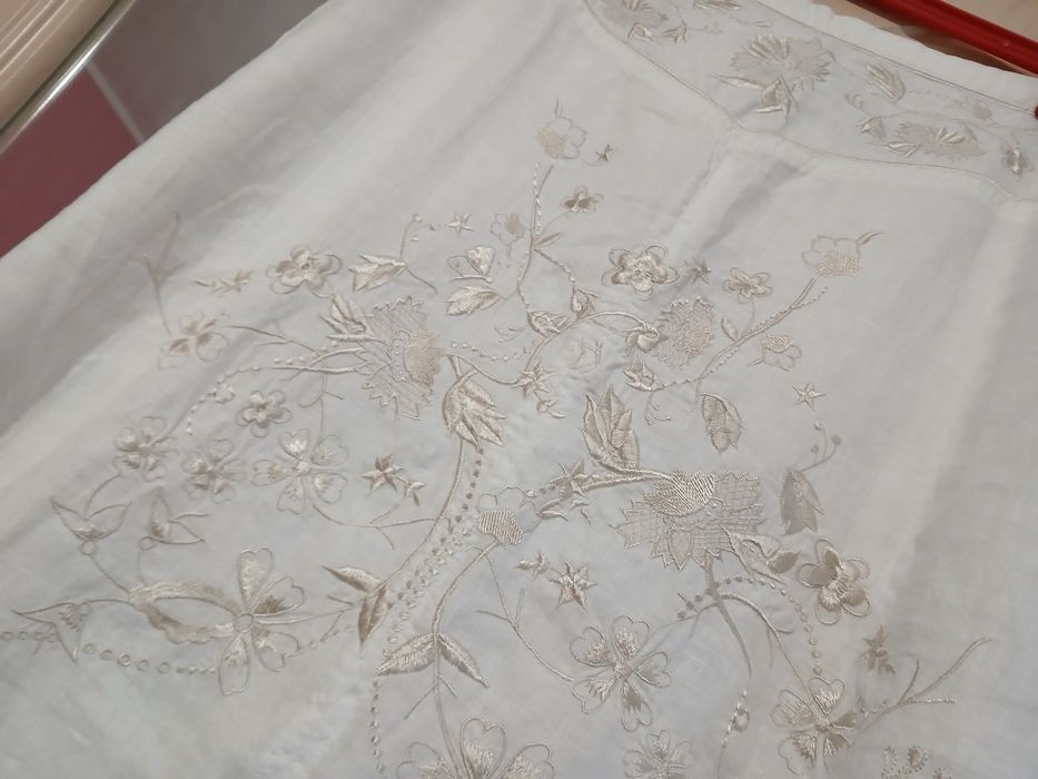 Costumat din în și bumbac cu broderie aurie