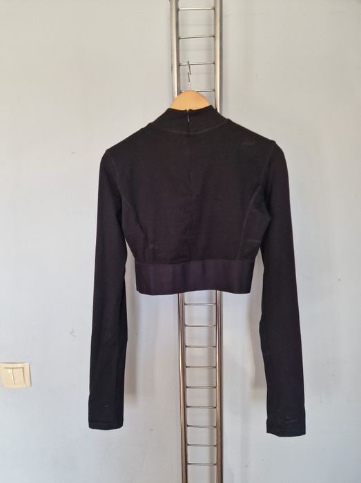 Страхотна дамска блуза DIESEL кропнат
модел,нова сетикет, размер М /L,