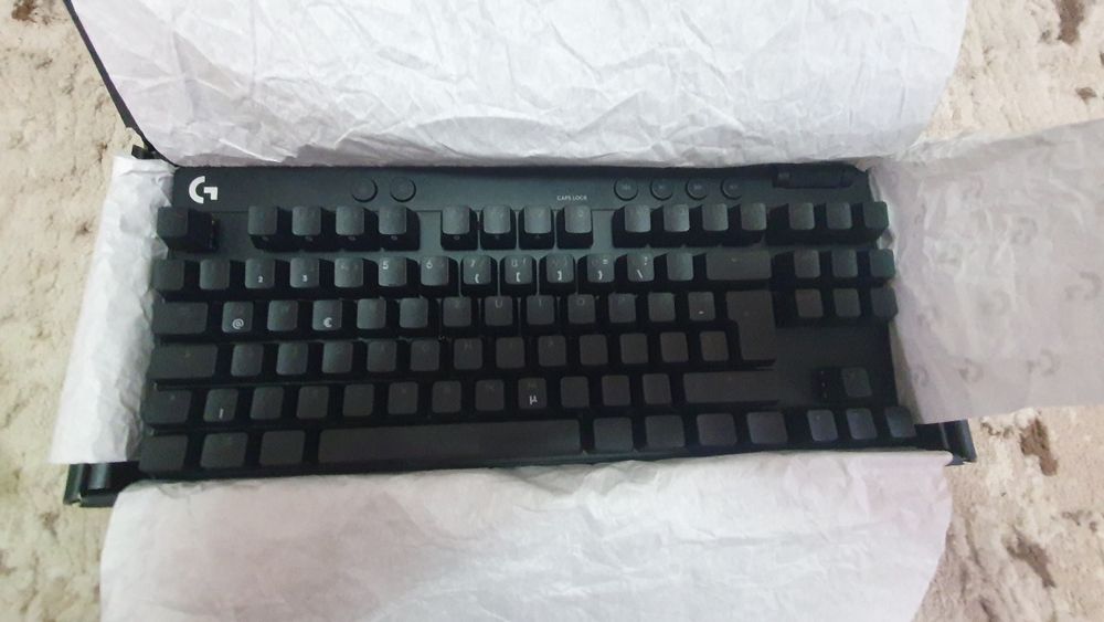 Tastatură logitech rapid nouă + mousepad logitech