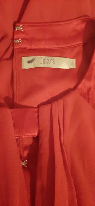 Червена, елегантна рокля