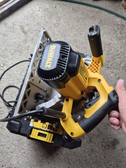 Circular cu plonjare Dewalt DWS520