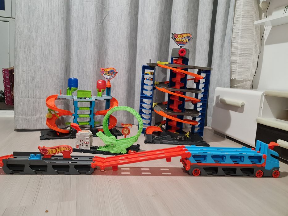 Set jucarii hot wheels, mega garaje, spalatorie, camion transportator