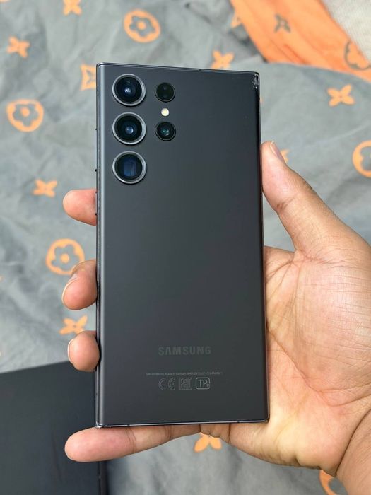 Samsung s23ultra 12/256 скол на задней крышке