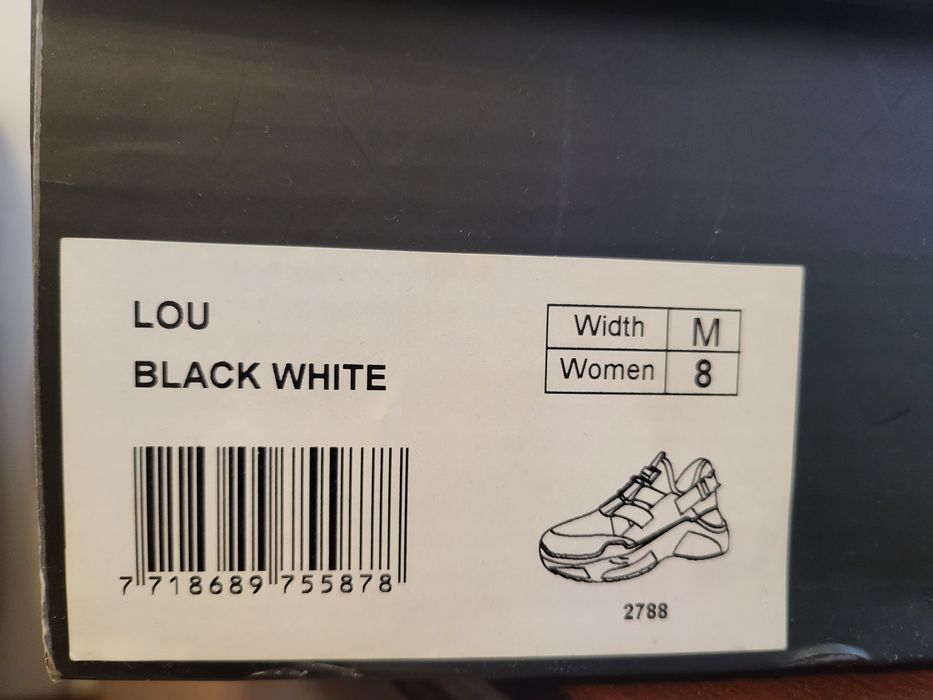 Продам новые кроссовки kendall+kylie