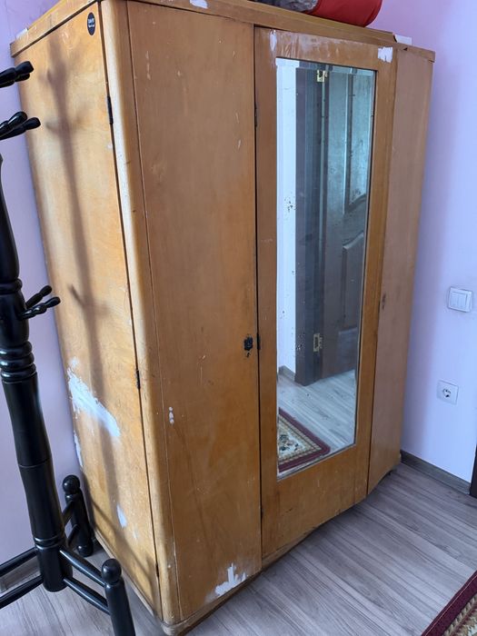 Трюмо с зеркалом и шкаф для одежды