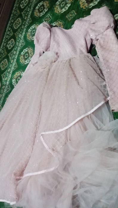 Ko'ylak chiroyli keng qalin 4fasl kiyiladi qalin1,2 ta joyga kiyilgan