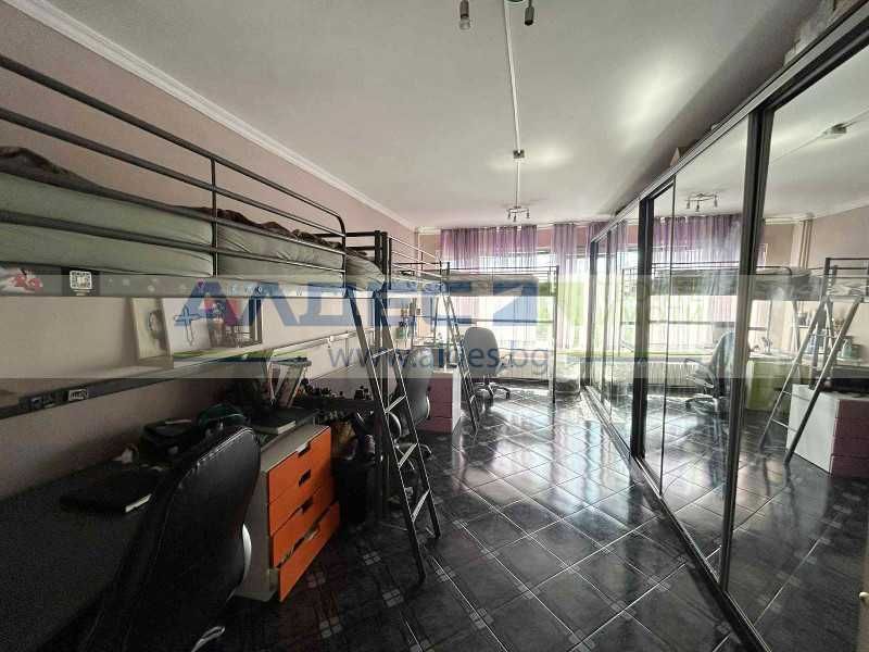 Обзаведен тристаен ап. в Младост 4!