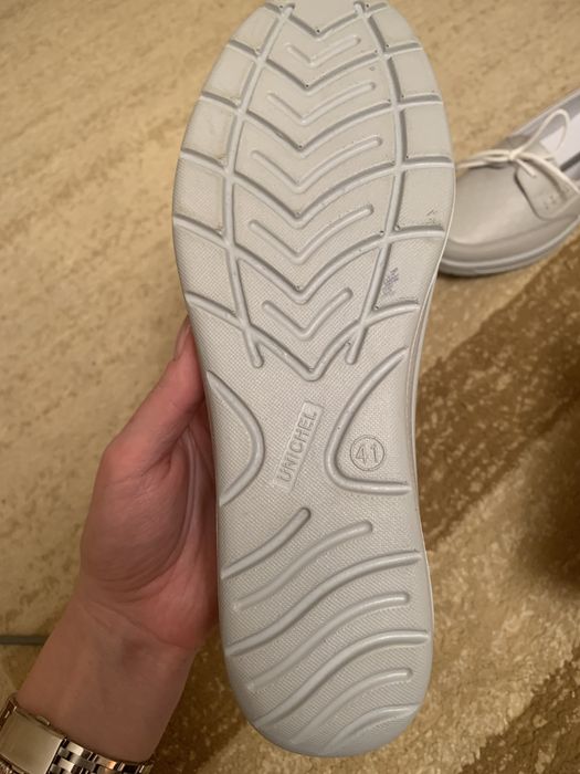 Продам новые туфли летние