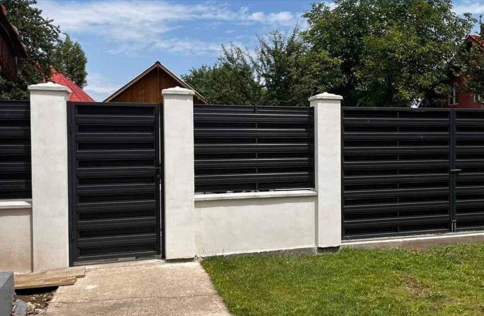 Construim la comanda dvs. garduri si porti din:
- panouri stil jaluzea