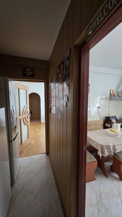 Vând apartament semidecomandat