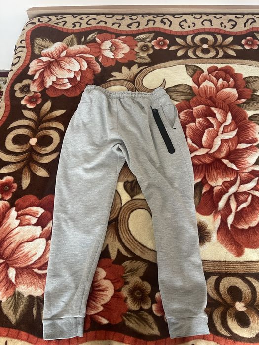 Vand pantaloni Nike Tech Fleece