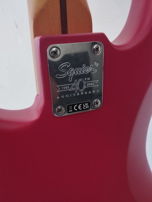 Продам бас гитару squier