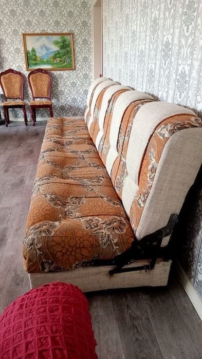 Диван, книжка, кровать