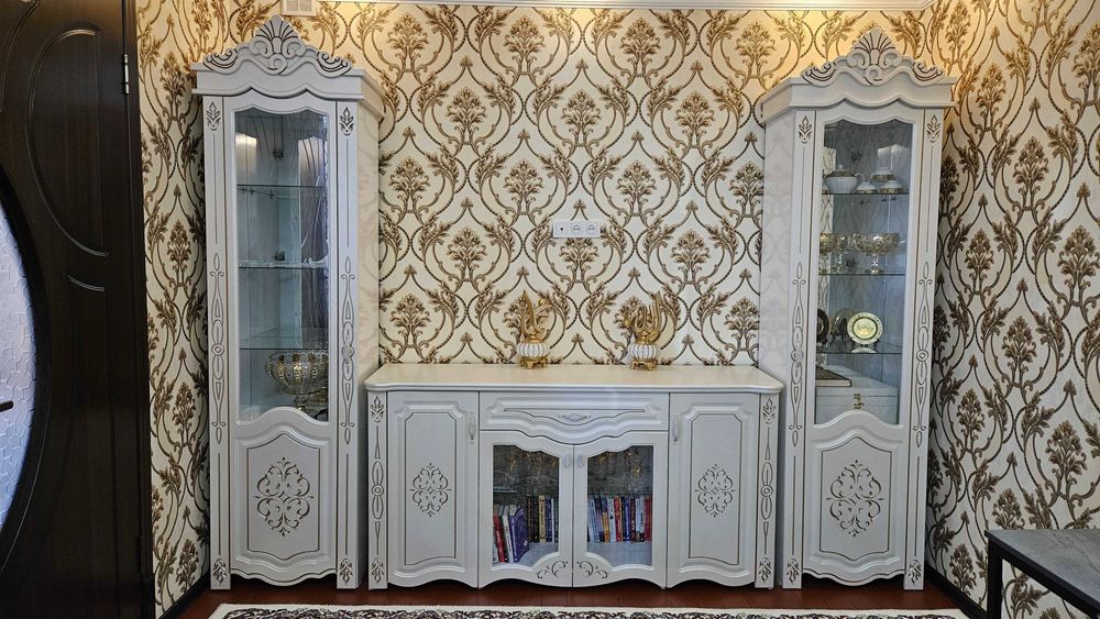 Продаётся комплект мебели: комод + 2 пенала